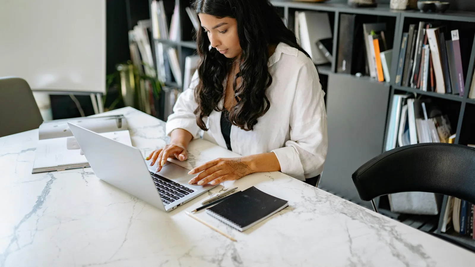 Beraterin am Laptop in einem hellen, modernen B&uuml;ro