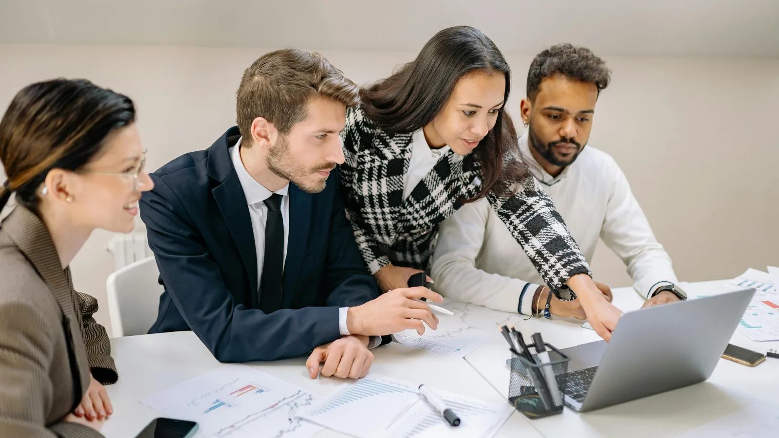 Team arbeitet gemeinsam am Laptop und analysiert Daten