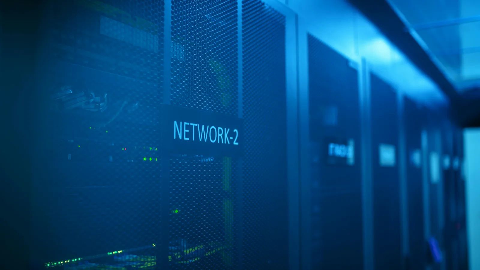 Modernes Server-Rack mit blauer Beleuchtung in einem Rechenzentrum